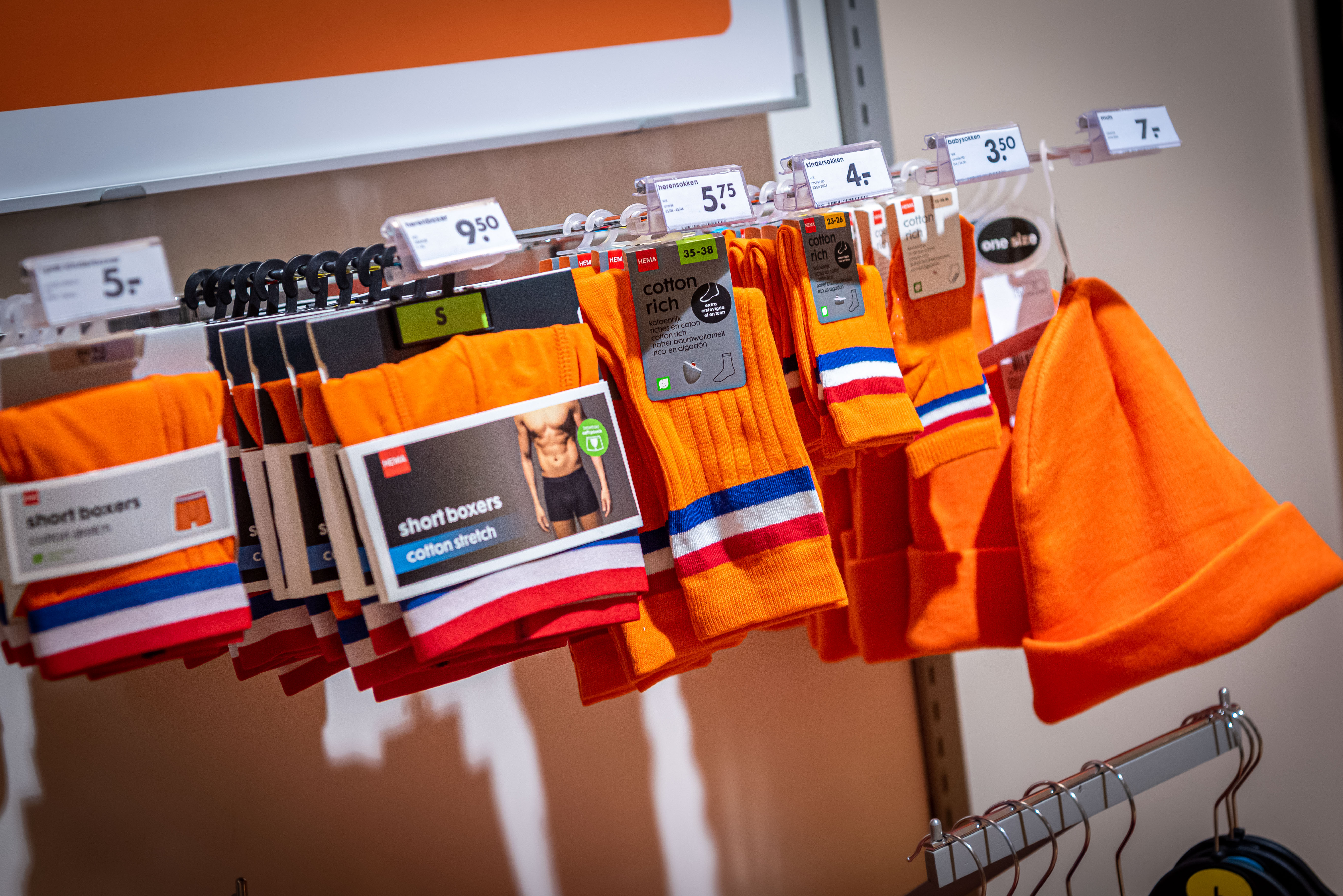 plakband Nadenkend betaling Winkels komen langzaam in WK-sferen met oranje artikelen | Brusselse Poort  Maastricht